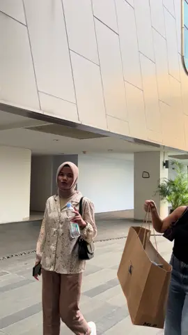 hangout with sister2 kost akuhh💛