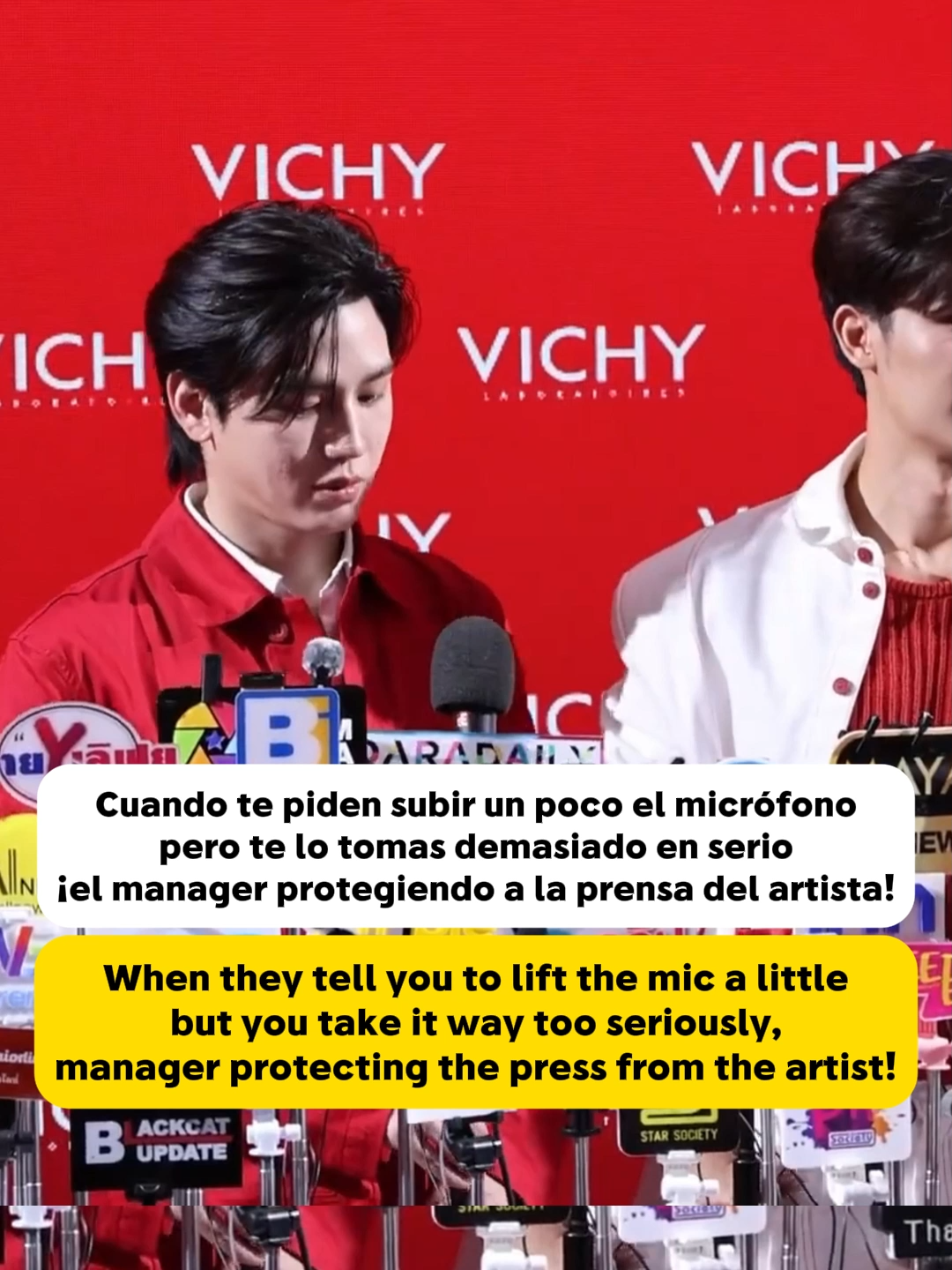 El manager protegiendo a la prensa del artista! @ignewwiee #TayNew #NewThitipoom #Newwiee #polcasan #newwieethitipoom #newwiee #singer #HotActor #actor #idol #thailand🇹🇭 #GMMTV #gmmtvboys #Yaisan #model #taytawan #vichylaboratoires #Daradaily #daradailyข่าวบันเทิง