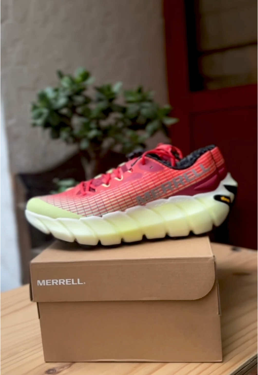 MTL Adapt Matryx 🛞  Nuevas compañeras para los futuros entrenamientos y competencias de larga distancia. 🏔️✨ - Con upper Matryx® reforzado con Kevlar®, ligeras y resistentes. - Entresuela FloatPro™ de doble densidad para comodidad y respuesta. - Suela Vibram® MegaGrip con tacos de 4 mm, lista para dar tracción en terrenos técnicos, húmedos o secos. - Drop de 6 mm, stack de 36 mm y un peso que equilibra ligereza y estabilidad. Y más!! 🤯 Gracias @Merrell Perú , por la confianza. Esto apenas empieza. 🔥🧡 #harrymoves #merrell #MTL #trailrunning #shoes #fyp #foryoupage 