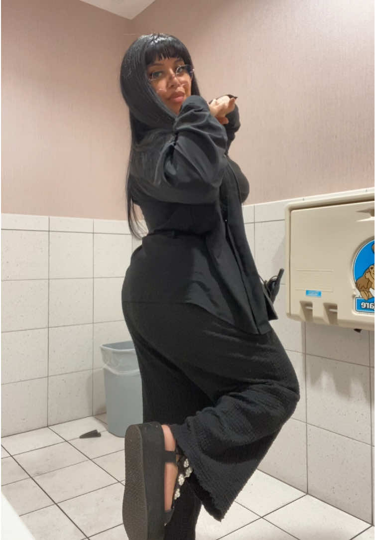 All black comfy outfit for work 🖤🪽 #fyp #allblackoutfit #workoutfit #midsize #midsizefashion 