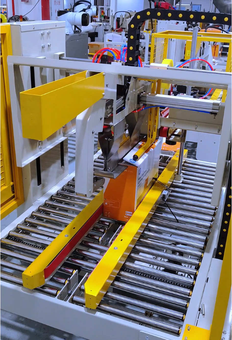 Automatic box sealing machine, high efficiency, good result, save cost, do you need it? #sealingmachine #automaticsealingmachine #boxsealingmachine #automaticpackingmachine #packingmachinemanufacturer #packingmachinefactory #sealingmachinesupplier #cartonsealingmachine #fyp #viral #yangpupacking 