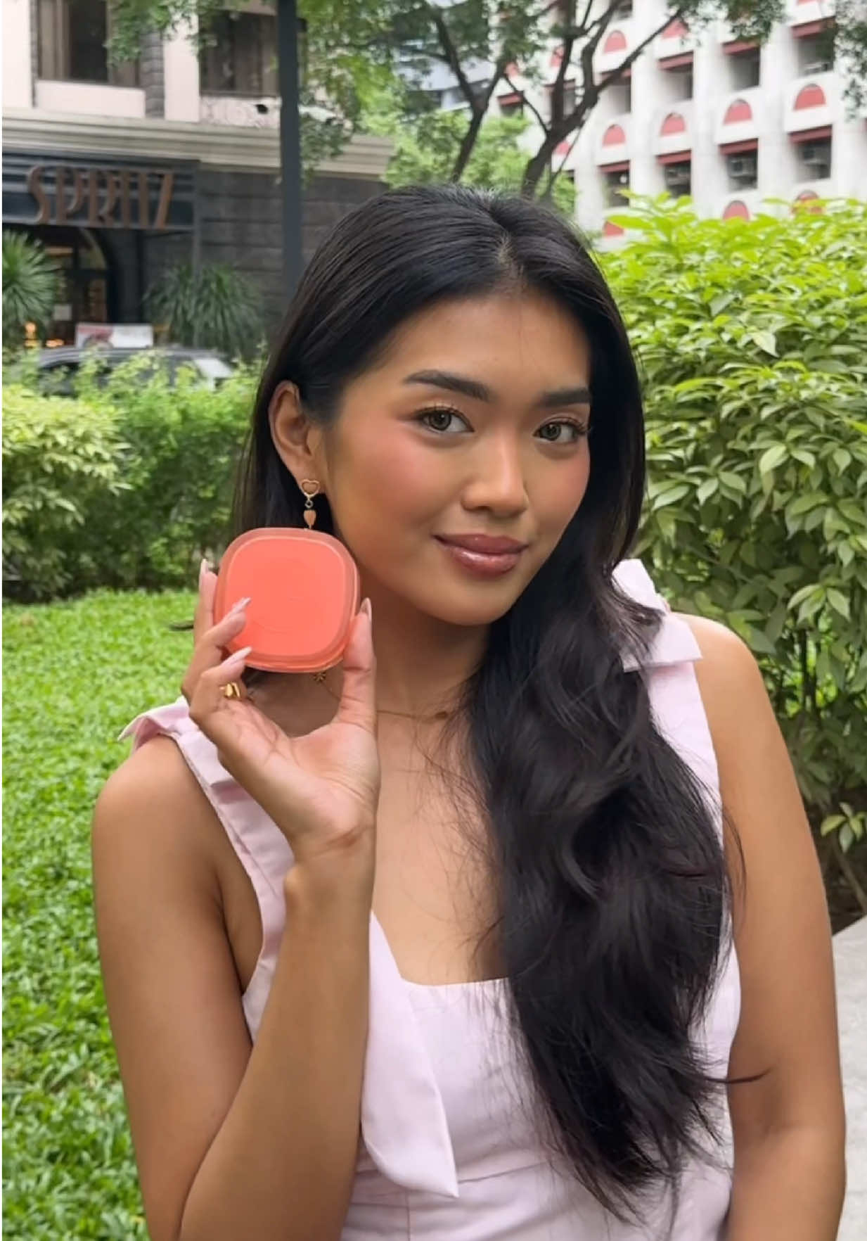 Touch-ups? Blur Base fits right into your on-the-go routine. ✨👜