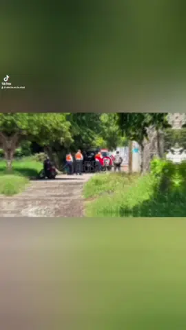 🚨 Alerta 5 septiembre En Izúcar de Matamoros, un hombre en calle terminó intoxicado tras comer salchichas que —según vecinos— fueron dejadas para envenenar perros. 🐕⚠️ El afectado fue hospitalizado y dos perritos murieron por lo mismo. Autoridades ya investigan este acto de crueldad. #InformanteCiudadano #PresentesyPendientes #Puebla #AlertaenlaCiudad 📲 WhatsApp: 220 337 7637 Patrocinio: @AmorosaMente 