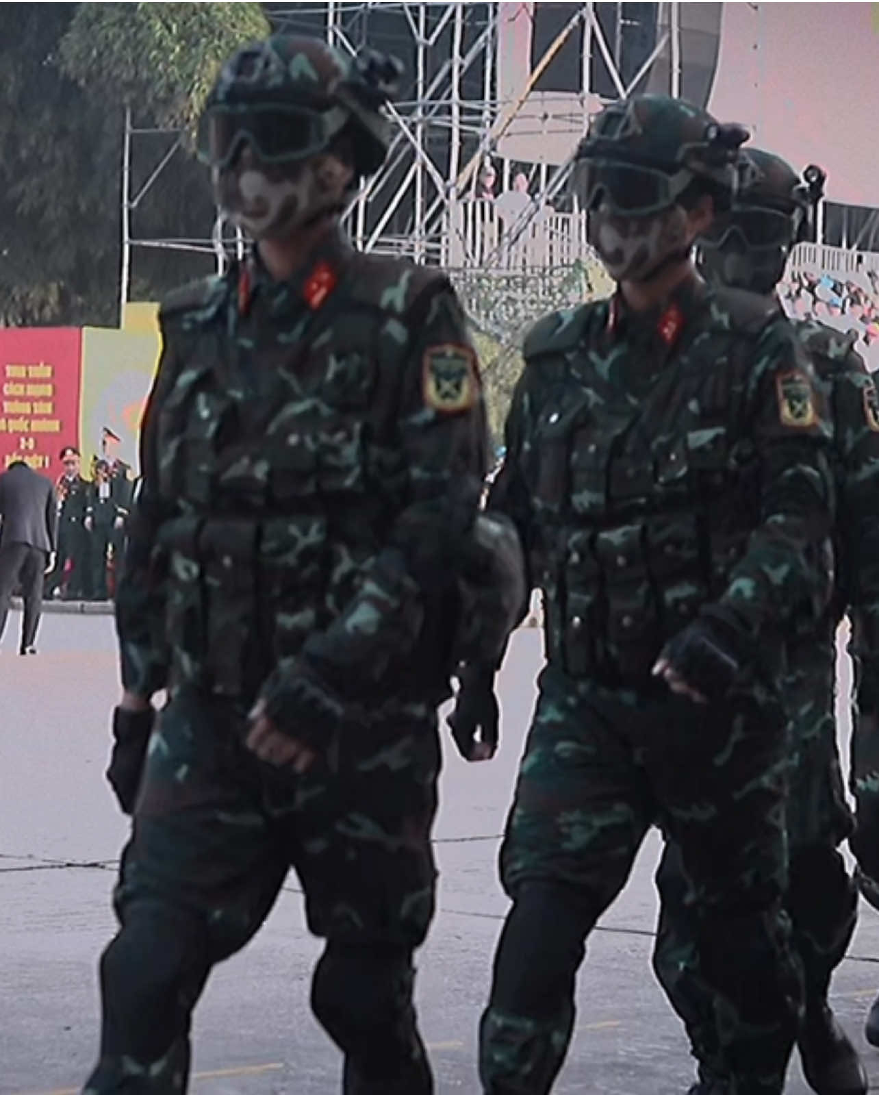 Đi bước nào là nhân dân nhìn theo bước đó =)) #A80 #trinhsatdacnhiem #capcut #80namquockhanh 