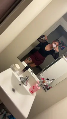 FEEEELING MYSELF ALWAYSSSS 👑 (-1 point for the dirty ass mirror tho 🙃) #typeshi #feelingmyself #selflove #whynot 