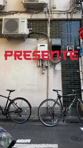 Streetwear japonés: tradición y rebeldía en cada prenda 🇯🇵👟 Descubre cómo Japón redefinió el streetwear fusionando la cultura urbana con la artesanía y el detalle, creando marcas icónicas como A Bathing Ape, Comme des Garçons o Undercover. 📽 Comparte este video si también crees que la moda es una forma de arte, o mándaselo a tus amigos para que lo vean. #chile #modachile #ropachile #chilean #fyp 