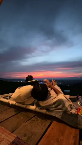 📍 Dempo Highland Glamping  Yok bisa yok, kita usahakan liburan yg berkualitas, mencoba experience baru bersama pasangan setiap tahunnya 🫵🏻🥹✨ Tim pasangan yg kalo capek kerja, istirahat, liburan, makan yang enak 😌 hehe Next liburan kemana lagi? @rkzdifaH 👀 #dempoglampingrestokampung2highland #dempohighlandglamping #dempo #pagaralam @dempohighlandglamping 