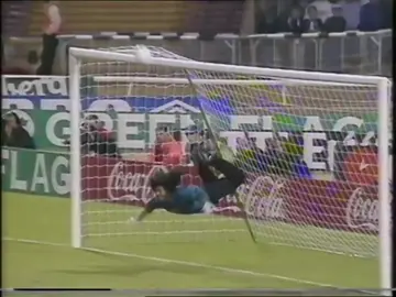 On this day 30 years ago (6 September 1995), England played Colombia in a goalless draw match for an international friendly fixture at Old Wembley stadium. The match however is famous for one of the most iconic football moment from Colombia’s goalkeeper Rene Higuita with his out of this world scorpion kick save from Jamie Redknapp’s shot. The scorpion kick itself lights up the moment that even got the whole England players on the bench including Bryan Robson laughing so hard 🤣🤣. Barry Davies & Sir Trevor Brooking losing it on commentary makes it even more memorable 🎙️🎙️. #england #colombia #renehiguita #scorpionkick #football 