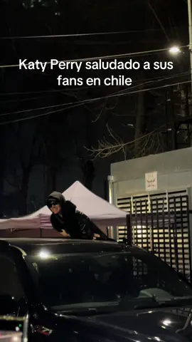 Katy Perry afuera de el estadio bicentenario la florida al terminar su ensayo 