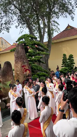 Ngày hôm nay con thật hạnh phúc vì  được cài bông hồng đỏ lên ngực trái❤️ #viral #chuahoangphap #vulanbaohieu #vulan2025 