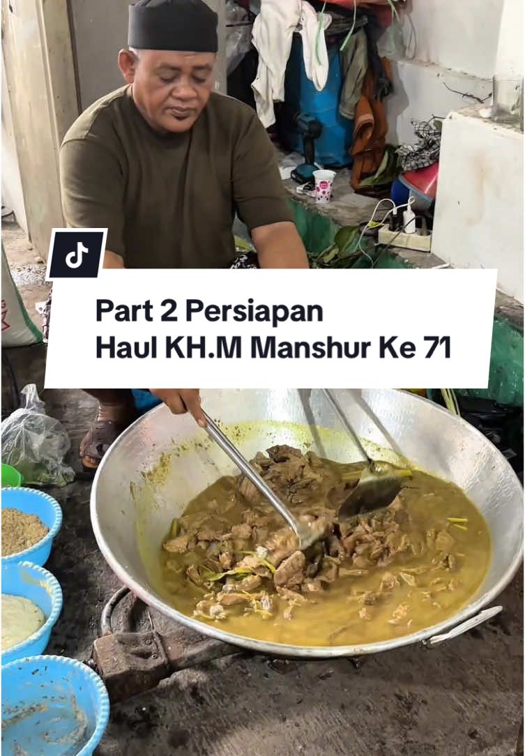 Masak bareng, ketawa bareng, capek bareng… semua jadi ringan karena niatnya sama: khidmah untuk guru tercinta. Dari dapur Pondok Sepuh, kita belajar arti kebersamaan yang sesungguhnya. #KhidmahSantri #HaulMbahYaiMansur #BerkahGuru #masakbesar #haul 