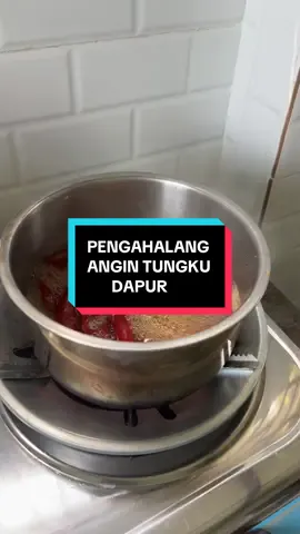Guna penghalang angin kat tungku dapur ni masakan cepat siap..kalau ruang dapur terbuka macam ni angin masuk pastu suka pasang kipas memang kena pakai penghalang angin ni.. #penghalangangin #gasstovering #gasstoveringcover #barangdapur 