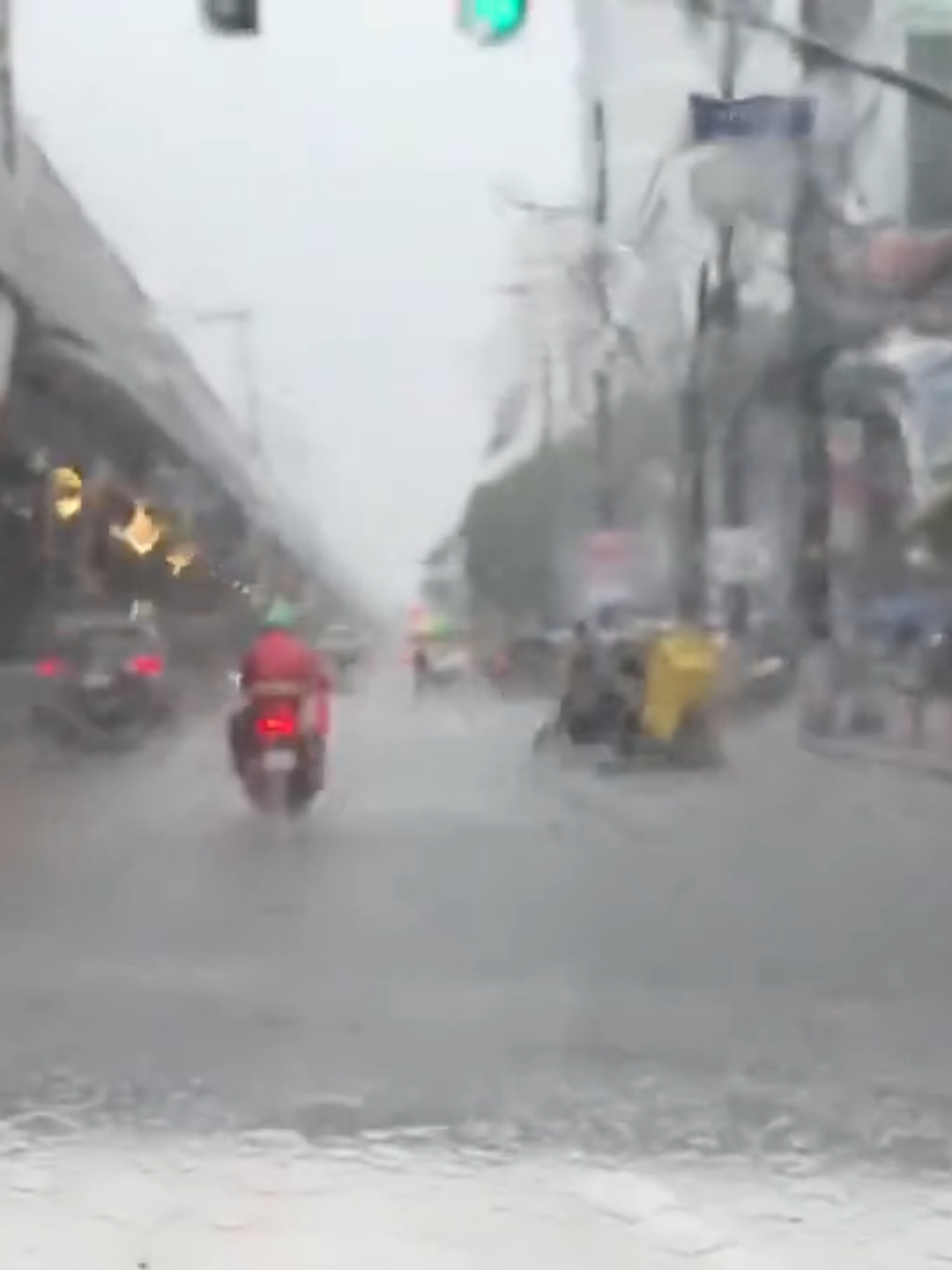 Gutter-deep na ang antas ng baha sa bahagi ng Taft Avenue, Maynila as of 12:40 p.m. ngayong Sabado, Setyembre 6. #FloodPatrol #TrafficPatrol | via Jessie Cruzat, ABS-CBN News #abscbnnews #fyp #news #newsph