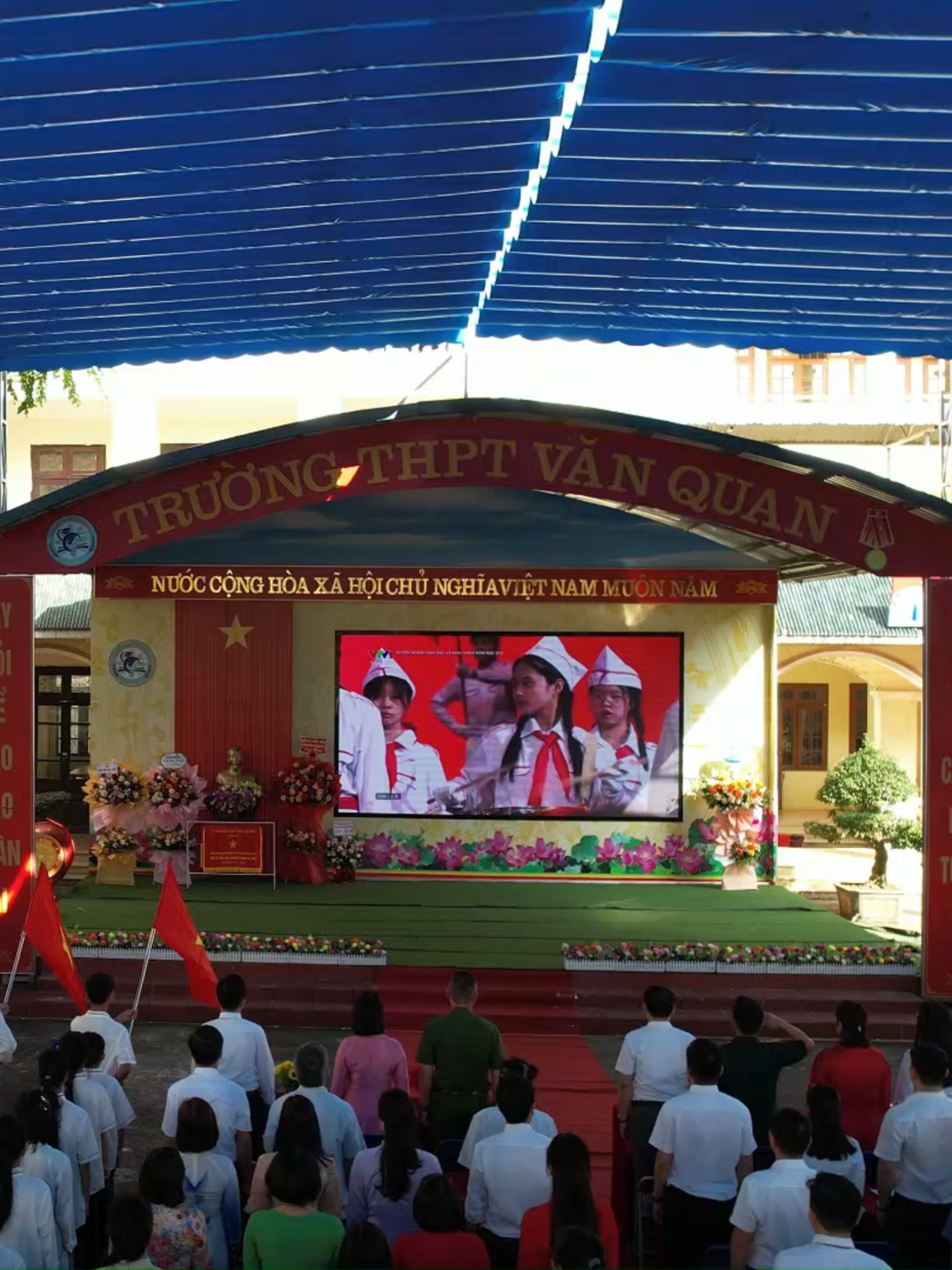 Sáng ngày 5 tháng 9 năm 2025, hòa chung không khí tưng bừng của hàng triệu học sinh trên cả nước, Trường THPT Văn Quan đã long trọng tổ chức Lễ khai giảng năm học mới 2025 – 2026.  Điểm đặc biệt của buổi lễ năm nay là toàn thể cán bộ, giáo viên và học sinh đã cùng tham dự chương trình Khai giảng trực tiếp toàn quốc do Bộ Giáo dục và Đào tạo tổ chức và phát sóng trên truyền hình. Qua màn hình trực tiếp, thầy và trò được lắng nghe những lời chúc mừng năm học mới của lãnh đạo Đảng, Nhà nước và Bộ Giáo dục, cảm nhận sự quan tâm sâu sắc của toàn xã hội đối với sự nghiệp trồng người. #khaigiangnamhocmoi #2025-2026 #khaigiang