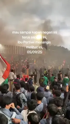 mau sampai kapan negeri ini terus seperti ini,  ibu Pertiwi menangis melihat ini, hentikanlah anarkisme dan provokatif #fyp #bersamarakyat #jakarta #indonesiagelap #demodpr 