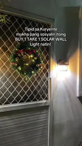 Iba talaga pag naka Solar Light ka sa bahay, ang ganda na nga tignan tapos makakatipid ka pa sa electric Bill! kaya mag solar wall lamp ka na! #buy1take1solarlight #solarlights #solarlight #solarwalllamp #solarlamp 