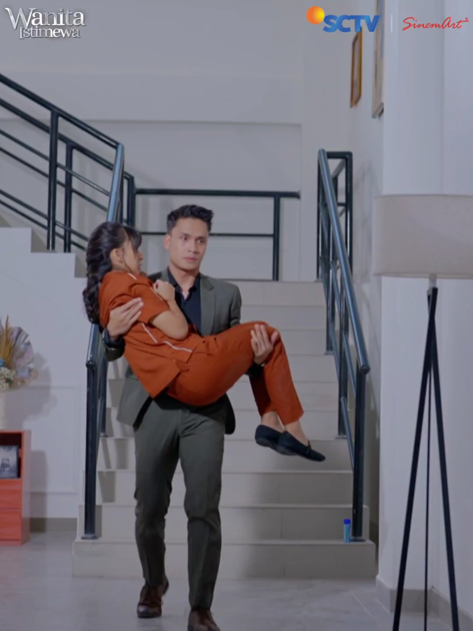SAKIT TERAMAT SAKIT!! Melihat wanita yang dia cintai mendapat perhatian dari lelaki lain💔 BANG RADIT... BANG RADIT!! Penyesalan selalu datang terakhir kok😥 Saksikan #WanitaIstimewa KHUSUS MALAM INI Pukul 22.00 WIB hanya di @sctv 👌   #SCTV #SCTVSinetron #Sinemart