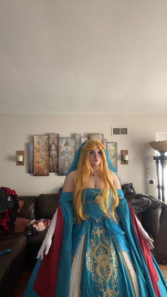 Sound got removed and I can’t remember what sound it is, so totally pretend this is the right sound! #zeldacosplay #legendofzeldacosplay #zelda #lgendofzelda #princesszeldacosplay 
