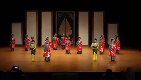 Tari Kuala Deli Pagelaran Akbar yang ditampilkan oleh anak dari@sanggarsenikemilauuu di Anjung Seni Idrus TinTin Pekanbaru Cek selengkapnya di Ripost : @iie_87 @sanggarsenikemilauuu Remove vidio silahkan DM🙏  sekalian izin🙏 Bantu folow 300k teman-teman @kesenian_nusantara *menjadi wadah kesenian dan budaya indonesia untuk mempromosikan kesenian dan budaya indonesia🙏 Segala kesenian yang ada di indonesia dll akan kita upload di sini. Mari kita semua bergerak melalui media sosial untuk mempromosikan kesenian dan budaya indonesia tercinta kita🙏 . . . #budayaindonesia #keseniannusantara #senibudaya  #taritradisional #senitari 