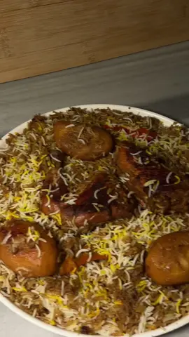 بهاراتي من ست البيت (0508791505) تشوحين البصل ليييينننن تقولين بسسس وتطلعينه للخلاطه وتحطين معاه 3 فصوص ثوم وكزبره ومويا وتخلطينهم وترجعين تحطين بالقدر بنفس زيت البصل الدجاج تشوحينه وتحطين البطاط وبعدها تحطين الخليط الي خلطتيه وفلفل اخضر وبهارات (فلفل اسود +بهارات مشكله+ملح) وتضغطيه 10 دقائق وبعدها تحطين الرز المغسول المسلوق من قبل بمويا وملح فقط 5 دقائق وبعدها شوي ملون طعام وبخريه واضغطيه 7 دقائق بس وبالعااااااافيههههه راح تذوقون الذذذذ زربيان😋💕💕💕💕#طبخ #ترند #اكسبلور #جوع #اكسبلورexplore 