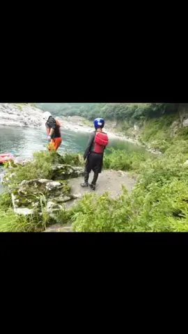 Mau back jump tapi dilarang😂 #fyp #jump #river #rafting