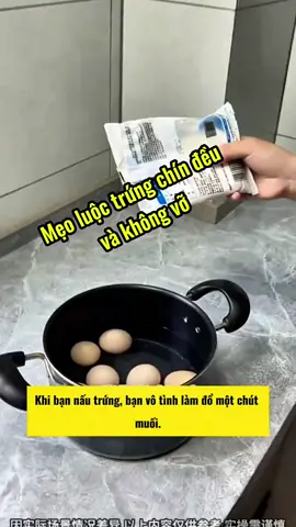Luộc trứng kiểu này chín đều và không bị vỡ  #mẹovặt #meovatcuocsong #dogiadung #dodungnhabep #tranght16 