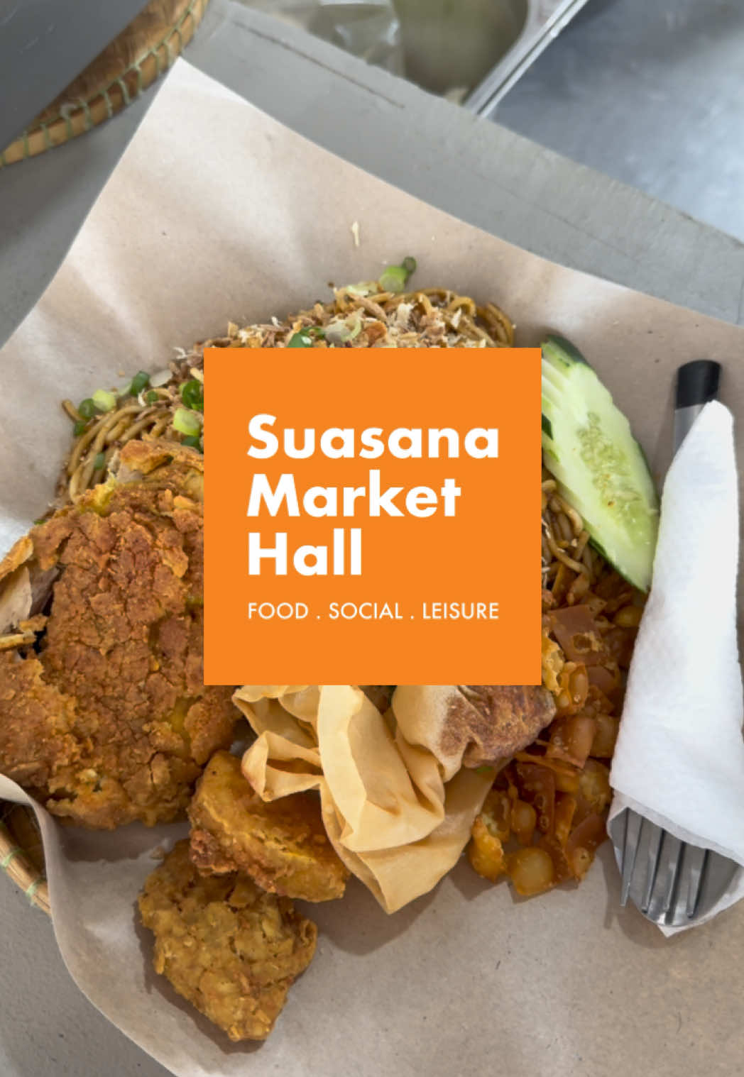 NEW KITCHENS ALERT! The flavours at Suasana Market Hall just leveled 🆙 Seni Patisserie @senipatisserie (Lot 10) – authentic Sarawak delights you won’t find everywhere! Gelegak Sizzling (Lot 11) – from sizzling hotplates to comforting Yong Tau Foo goodness. Warong Geprek x Raso Minang @Geprek bukan Gepuk. (Lot 22) – fiery Nasi Ayam Geprek, Mee Jagohan & Minang dishes that pack a punch. Drop by, bring your foodie friends & discover the NEW taste wave at Suasana Market Hall.  Which stall is calling your name first?  #suasanamarkethall #senipatisserie #gelegaksizzling #waronggeprek #fyp 
