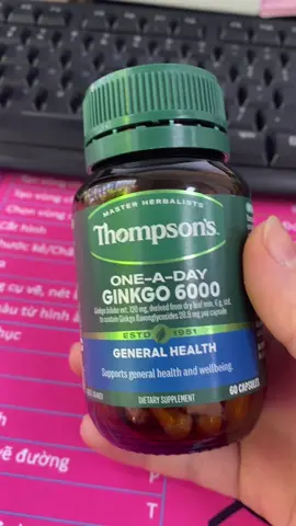 Viên uống bổ não Thompsons 🧠Bổ não Ginkgo 6000 MẪU MỚI NHẤT của hãng Thompsons nổi tiếng Úc  👉🏻Nếu bổ não ginkgo biloba của healthy care ngày phải uống 3v thì ginkgo Thompson 6000 chỉ cần 1 viên ngày! Dành cho người kém ngủ, kém trí nhớ, hay đau đầu,  tê mỏi vai gáy, cần tăng cường khả năng minh mẫn, hay áp lực căng thẳng, người bị bệnh liên quan đến não và thần kinh, người trung niên, cao tuổi... 🔮 THÀNH PHẦN:  Mỗi viên chứa: - Chiết xuất cao lá thảo dược khô Ginkgo Biloba 6000mg(6g) cao gấp 3 lần các sản phẩm chứa cao lá bạch quả cùng loại - Chiết xuất bạch quả (Ginkgo Biloba) 6000mg cung cấp 28,8mg chất Flavonglycosides. 🍃 LIỀU DÙNG: Người trưởng thành uống 1 viên sau ăn #linhminimart #LearnOnTikTok #trending #xuhuong #bonao❤️💪 #thompsons #daudau #chongmat 