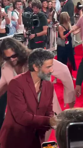 This was all I could think about when I saw this video 😭 #fyp #sabrinacarpenter #oscarisaac #jasonmomoa #funny @Sabrina Carpenter 