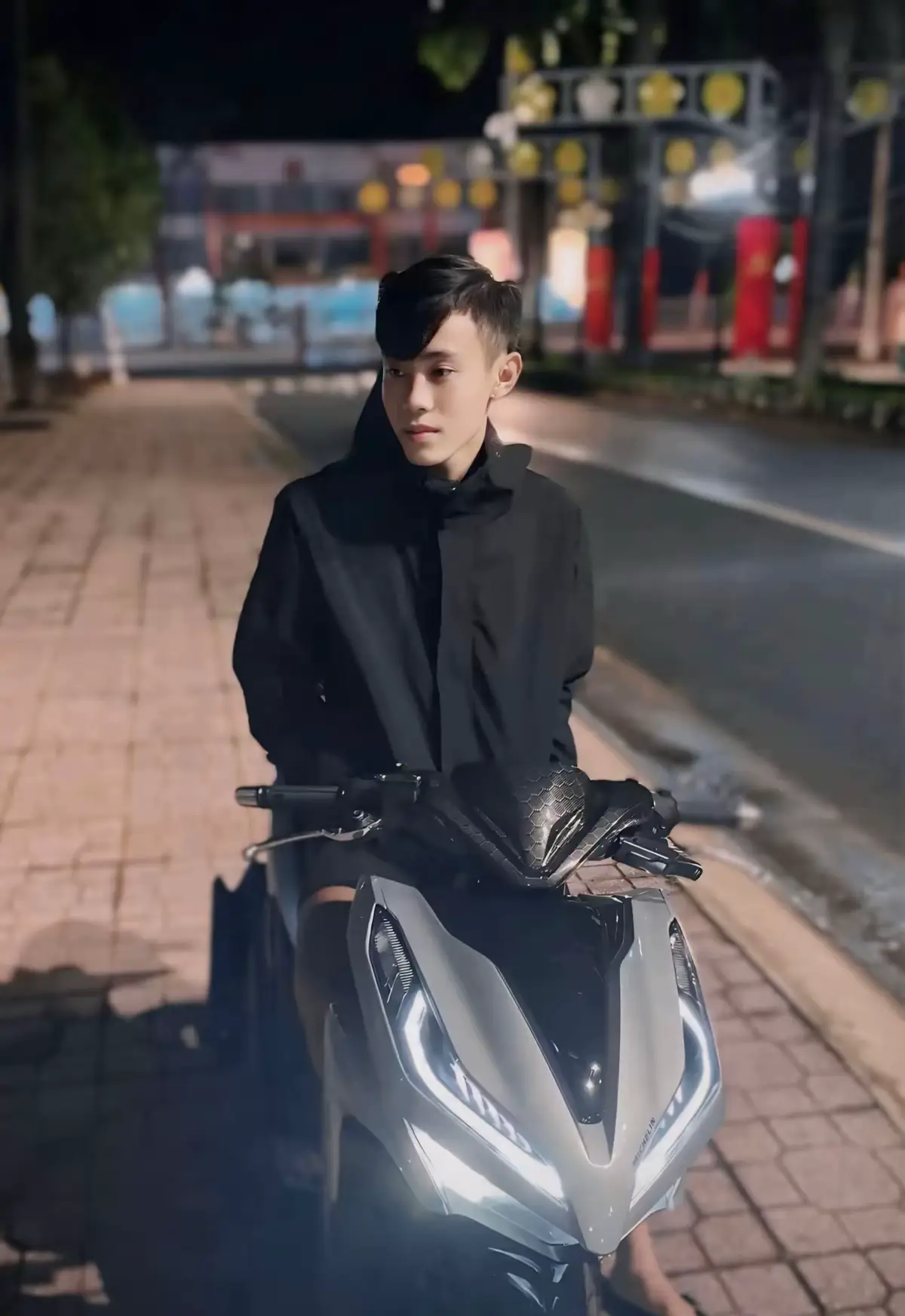 Đau nhất không phải là mất đi, mà là thấy em hạnh phúc bên một người không phải anh.