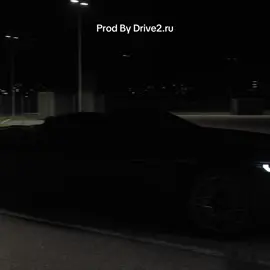 Среди современных автомобилей BMW есть модель, которая словно соединяет два мира: абсолютную роскошь и дикую, необузданную силу. Речь идёт о BMW M8 Cabriolet — одном из самых ярких представителей серии М, кабриолете, который способен подарить водителю уникальный опыт, недоступный ни одному другому автомобилю. С первого взгляда становится понятно: это не просто кабриолет. Это вершина инженерного искусства BMW. Огромная решётка радиатора, вытянутый кузов с плавными линиями, массивные воздухозаборники, 20-дюймовые диски и четыре агрессивных патрубка выхлопной системы — всё это формирует образ, в котором сочетаются элегантность и агрессия. С поднятой крышей M8 выглядит как строгий гран-туризмо, а с опущенной — превращается в символ свободы и скорости. 🔥 Под капотом скрывается сердце настоящего монстра — 4.4-литровый V8 TwinPower Turbo (S63). В зависимости от версии он выдаёт 600 или 625 лошадиных сил, а крутящий момент в 750 Нм доступен уже с низких оборотов. Это значит, что стоит лишь слегка нажать педаль газа — и кабриолет моментально рвётся вперёд. Разгон до 100 км/ч занимает всего 3,3–3,4 секунды, а максимальная скорость ограничена на 250 км/ч. С пакетом M Driver’s ограничитель снимается, и машина способна разгоняться до 305 км/ч. Для кабриолета — это космос. Но BMW M8 Cabriolet — это не только про скорость. Это про атмосферу. Ведь вся мощь V8 здесь сопровождается открытым небом над головой. Каждый звук, каждый выстрел из выхлопа, каждый басистый рык турбин слышится по-новому, превращая каждую поездку в настоящее шоу. 💎 Салон M8 Cabriolet — это квинтэссенция премиальности. Ковшеобразные сиденья M Sport или M Carbon, обитые натуральной кожей Merino, карбоновые вставки, огромный дисплей iDrive с множеством функций и цифровая панель приборов. Всё это создаёт ощущение, что ты находишься одновременно в спорткаре и люксовом представительском автомобиле. При этом M8 остаётся очень технологичной машиной. Система полного привода M xDrive позволяет переключаться между разными режимами: от полного привода, который идеально подходит для повседневной езды и уверенности в любую погоду, до заднего привода, где машина становится дикой и непредсказуемой, даря чистый адреналин. ⚡ Управляемость M8 Cabriolet поражает. Несмотря на вес и размеры, автомобиль чувствуется лёгким и отзывчивым. Адаптивная подвеска, карбон-керамические тормоза, активный дифференциал — всё это делает кабриолет настоящим оружием как на трассе, так и на обычной дороге. Интересно и то, что BMW M8 Cabriolet — это редкость. Его выбирают не те, кто хочет «просто быстрый автомобиль». Его выбирают те, кто ценит статус, стиль и неповторимые эмоции от вождения. Ведь мало какой кабриолет способен сочетать в себе такие качества: абсолютный комфорт, простор для четырёх пассажиров, высокие технологии и при этом динамику суперкара. 🔥 Многие автолюбители называют его «идеальным автомобилем для богатой души». Днём он может быть деловым и солидным, вечером — спортивным и диким, а ночью — превратиться в машину для удовольствия, когда ты едешь по пустому шоссе с открытым верхом, слышишь рёв V8 и ощущаешь ветер, смешанный с запахом дороги. BMW M8 Cabriolet — это не транспорт. Это стиль жизни. Это символ того, что человек не просто хочет ехать быстро, а хочет получать от каждой поездки максимум эмоций. 💎 Это кабриолет, который одинаково уместен на набережной города, на скоростном автобане или даже на гоночной трассе. И в каждом из этих мест он будет чувствовать себя как дома. ⚡ BMW M8 Cabriolet (F91) — это квинтэссенция мощности, стиля и роскоши. Машина, которая создана не для всех, а только для тех, кто действительно понимает, что такое удовольствие от вождения. #m8 #cabrio #edit ##asettocorsa##drift