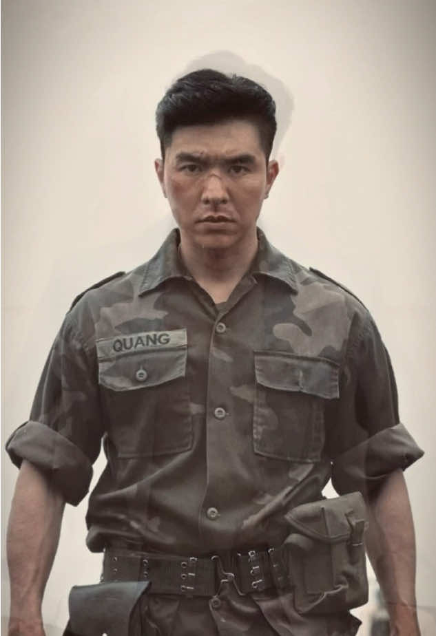 Visual hết sức điện ảnh, tôi cần kịch bản anh này là tổng tài gấp gấp gấp ‼️  Tính ra VN mình có nhiều diễn viên nam đẹp kinh khủng mà còn chăm chỉ đa tài nữa, chắc mấy anh là hoa “nở muộn” một chút thôi 💛. Mong rằng không chỉ anh Steven mà các anh chị diễn viên khác cũng được nhiều khán giả biết đến hơn và sẽ có nhiều cơ hội hơn trong sự nghiệp nghệ thuật ạ.  Sẽ luôn nhớ đến vai diễn phản diện Quang lính nguỵ vô cùng ấn tượng này của anh và bắt đầu yêu mến cái tên Steven Nguyễn tẻn tẻn 🤣🤣  #MưaĐỏ #stevennguyen #thanhcoquangtri #phimdienanh 