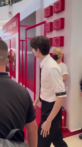 tampan, tinggi,kaya raya,pilot,cocok bnget buat di jadiin paksu😁😁🤭#linyi#actorcina#linyi林一