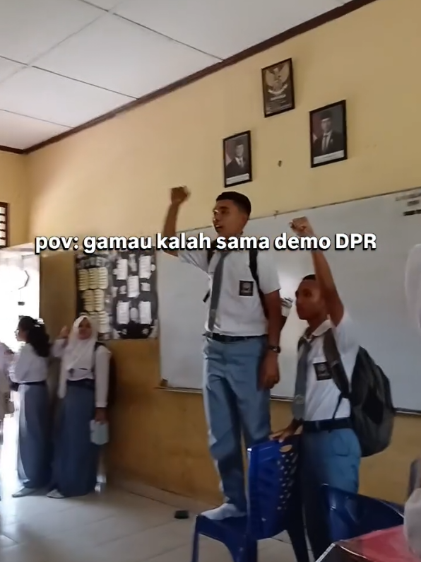 Gamau kalah kali yaa Cek selengkapnya di Ripost : @scienceforus_ Remove vidio silahkan DM🙏  sekalian izin🙏 Bantu folow 300k teman-teman @kesenian_nusantara *menjadi wadah kesenian dan budaya indonesia untuk mempromosikan kesenian dan budaya indonesia🙏 Segala kesenian yang ada di indonesia dll akan kita upload di sini. Mari kita semua bergerak melalui media sosial untuk mempromosikan kesenian dan budaya indonesia tercinta kita🙏 . . . #bendahara  #keseniannusantara #demo #siswa #murid 