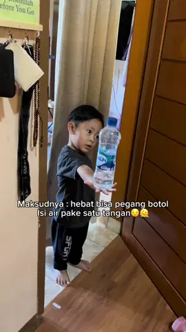 Punya atraksi baru kata ucen hebat bisa pegang botol pake satu tangan🫠