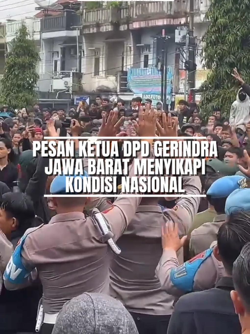 Pesan Ketua DPD Gerindra Jawa Barat Menyikapi Kondisi Nasional TASIKMALAYA, RADARATASIK.ID – Ketua Dewan Pimpinan Daerah (DPD) Partai Gerindra Jawa Barat, H Amir Mahpud memberikan pernyataan terkait kondisi nasional yang tengah menjadi perhatian publik. Menurutnya, dinamika politik, sosial, dan ekonomi yang terjadi saat ini harus disikapi dengan kepala dingin serta semangat persatuan. . . ScVideo:Rangga Jatnika, ig: dpcgerindrakotatasik, amirmahpud.official, cnbcindonesia #dpdgerindrajabar #hamirmahfud #trending #videoviral #fyp 