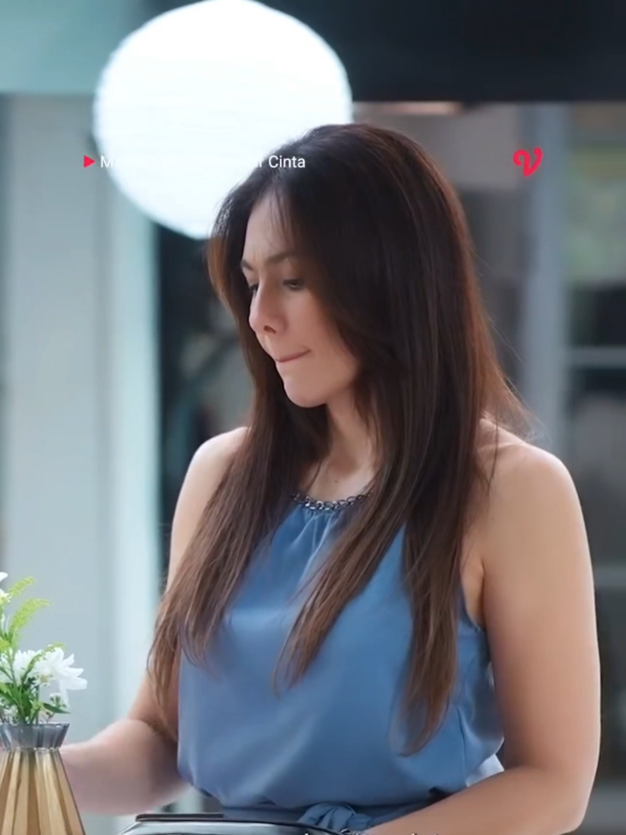 Dikirain hidup Adia udah kayak drama happy ending... eh, plot twist: malah diceraiin. Untung ada geng mama-mama yang selalu standby bikin hidupnya lebih sempurna.⁣ ⁣ Penasaran gimana kelanjutan cerita Adia? Nonton Mama-Mama Pengejar Cinta di Vidio! 