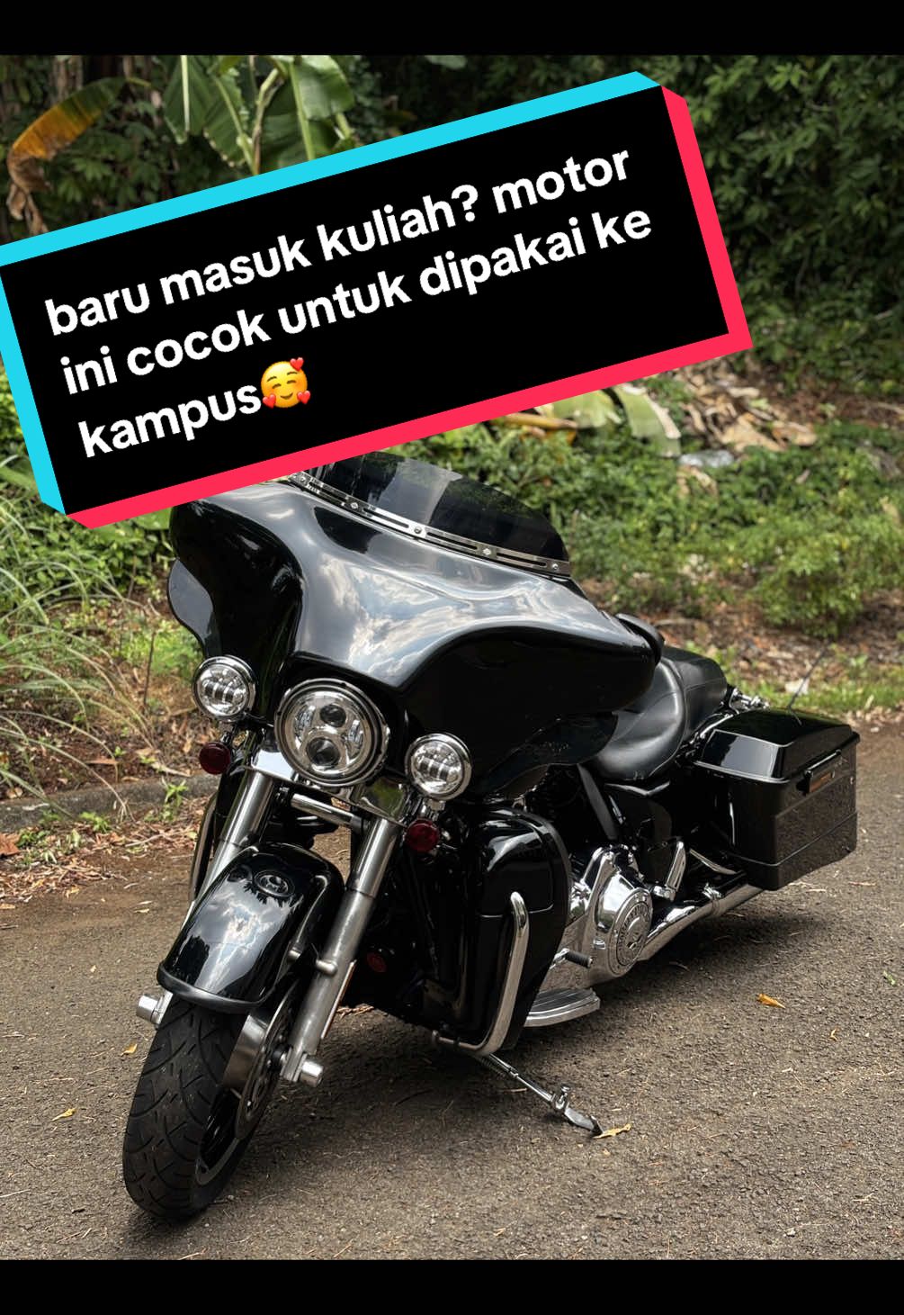 Baru masuk kuliah? motor ini cocok banget untuk kamu pakai ke kampus🥰 🚨FORSALE :Harley Davidson Street Glide Tahun 2010🚨 Harley Davidson  Street Glide Tahun 2010 Full Paper (Resmi) Mabua, Nopol B.... Pajak On Agustus 2025. Low Km. 17.779 on going Warna :Hitam  Acc : - Lampu Daymaker - Knalpot Trudual Kerker - Strobo - Tour Pack Slim ISTIMEWAH Price & More Info :DM or Contact Directly  (Silahkan Nego Wajar)  CP(Wa/Call) :085795835740 08562721906 Social Media :@padi.agency #jualmoge #harleydavidson #streetglide #jualbelimogeindonesia #anakmotor 