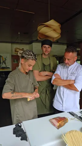 Pravá Carbonara ako v Ríme 🇮🇹 Len pár surovín, veľa vášne a neodolateľná krémovosť 🧡 🍝 Máš ju radšej viac krémovú alebo výrazne chuťovú? 👉 Príď ju ochutnať do Massimo Ristorante, pri Dunaji, v Bratislave 🌊 #Carbonara #ItalianFood #MassimoRistorante #BratislavaFoodies #PastaLovers  