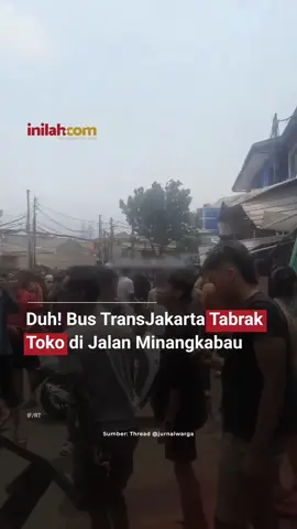 Sebuah video beredar memperlihatkan sebuah bus TransJakarta mengalami kecelakaan. Tampak bus degan rute kode 4 menabrak sebuah toko di Jalan Minangkabau Timur, Menteng Atas Jakarta Selatan, Sabtu (06/09/2015) siang.  Tampak para warga sekitar bergotong royong melakukan evakuasi di lokasi. Hingga kini, belum diketahui penyebab terjadinya insiden tersebut. - Selengkapnya kunjungi website dengan klik link di bio atau download aplikasi di AppStore dan Google Play Store. #InilahNews #BusTransJakarta #TransJakarta #Manggarai #Menteng      