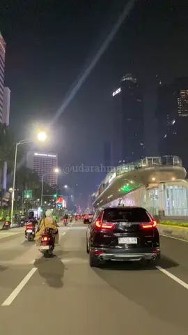 Best view Halte Bundaran HI😍🌃🇮🇩 . . . . . . . #bundaranhi #night #jakarta #views #vibes #city #trending #viral #viraltiktok #viralindonesia #fypage #fyp