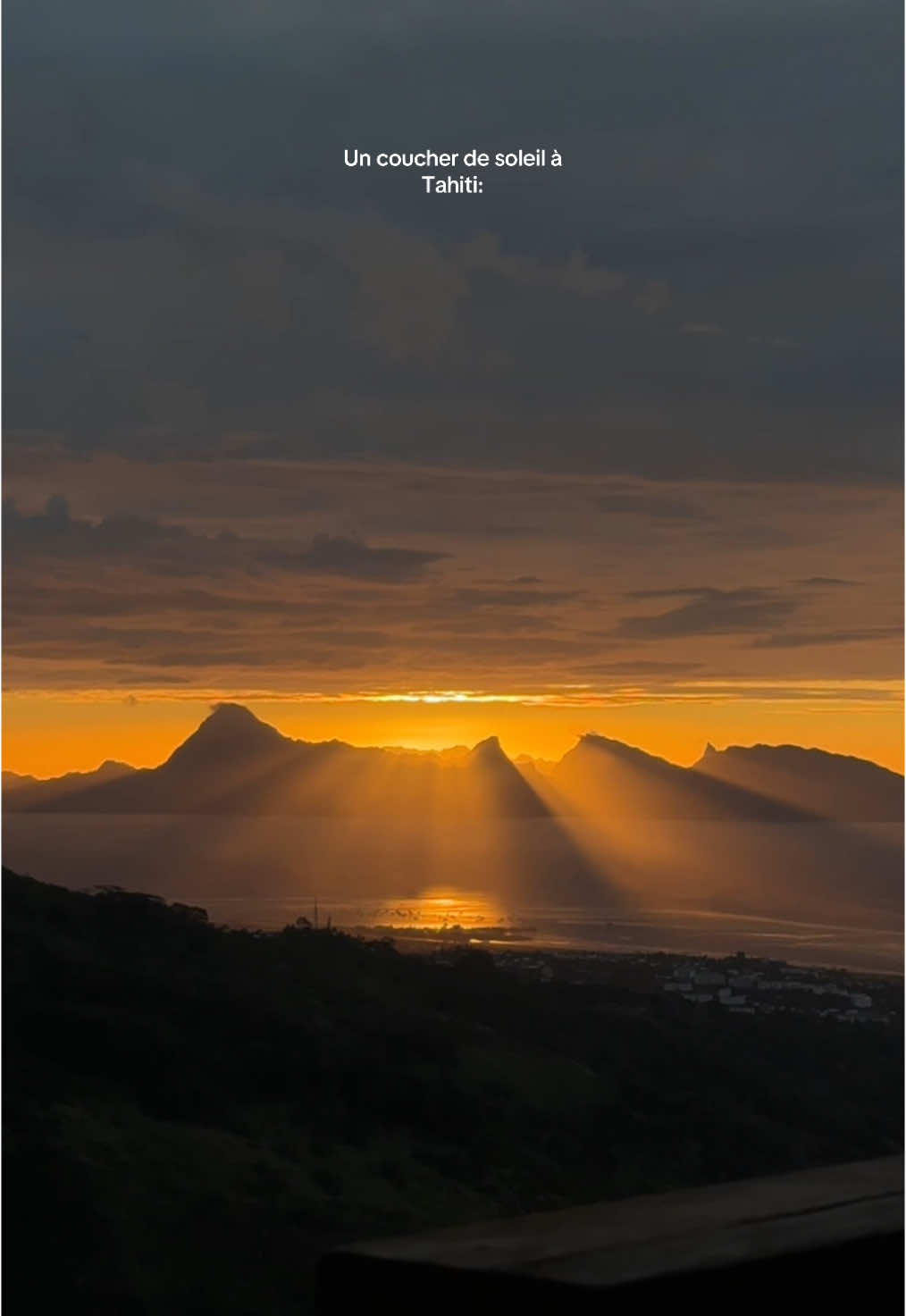 Très certainement le plus beau coucher de soleil de ma vie ❤️  #pourtoi #pt #sunsetlover #tahiti #fyp #foryou #moorea #coucherdesoleil #pacific #ocean 