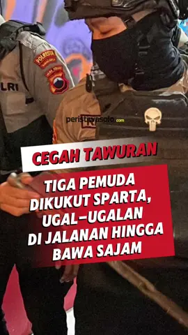 SOLO, PeristiwaSolo.com - Tim Sparta Satuan Samapta Polresta Surakarta berhasil mengamankan tiga orang pemuda yang kedapatan membawa senjata tajam di Jalan Ahmad Yani, wilayah Kerten, Kecamatan Laweyan, Kota Surakarta, pada Sabtu (6/9/2025). Ketiga pemuda yang diamankan masing-masing berinisial EAL (13), warga Kecamatan Banjarsari, DA (17), warga Kecamatan Jebres, dan RCW (15), warga Kecamatan Jebres. Menurut keterangan, mereka berencana melakukan aksi tawuran dengan salah satu kelompok geng di wilayah Boyolali. Selengkapnya hanya di portal berita dan informasi PERISTIWASOLO.COM  #peristiwasolo #solo #informasi #fyp #tawuran 