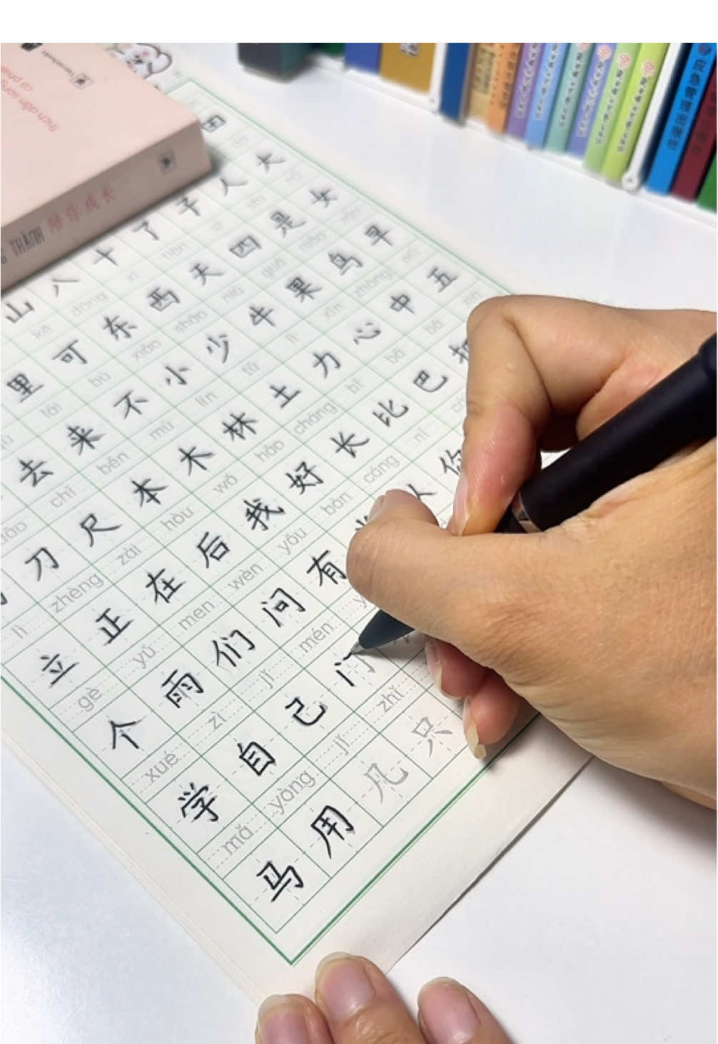 Luyện viết chữ Hán cho người mới học tiếng Trung #sachtiengtrung #hoctiengtrung #luyenvietchuhan #BookTok #leanontiktok 