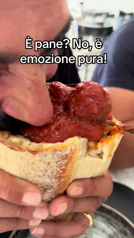 Un morso e scatta l’amore… questo non è pane, è poesia napoletana: caldo e croccante, proprio comm' a nu’ vas’! #lafontelattea #napoli #cuzzetiello #trattorianapoletana #caldoecroccante 