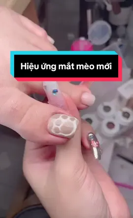 Hiệu ứng mắt mèo mới các bà đã thử chưaaaaaaa.. chỉ bằng 1 cây bút nam châm mà làm đc rất rất nhiều hiệu ứng nhaa#nail #nailsdesign #xuhuong #tiktok #viral 