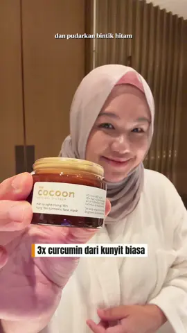 Dulu kalau keluar rumah tanpa make up memang rasa insecure sangat. Kulit kusam, parut jerawat jelas, sampai kadang rasa nak sorok muka je. Tapi lepas consistent pakai mask kunyit dari @Cocoon Malaysia , slowly kulit jadi lebih sihat dan berseri. Pakai 3-4 kali seminggu je dah cukup untuk nampak perubahan.Kulit nampak lebih sekata, parut pudar, dan paling best, tak perlu heavy make up pun dah confident nak keluar rumah dengan bare face.  Sekarang setiap kali buat “me-time”, mask ni jadi pilihan wajib. Simple, natural, dan berkesan 💛 #fyp #CocoonHungYenTurmericFaceMask #cocoonturmericmask 