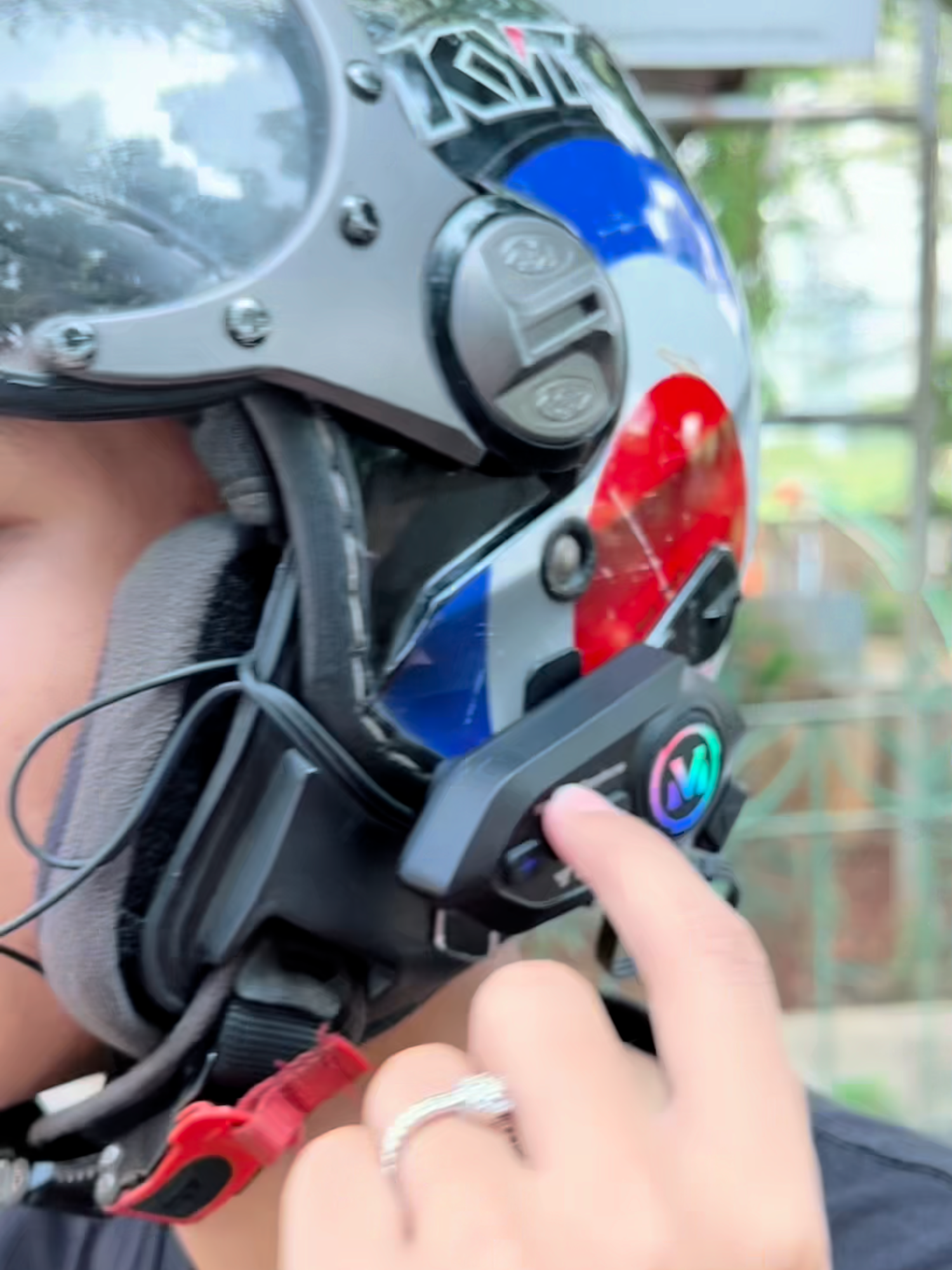 Intercom Y12 PRO suara nya merdu banget bass nya nendang banget nyaman banget di telinga buat dengerin lagu atau telponan bisa andti delay loh guys, buat yang suka touring cocok banget karena sudah anti air jadi aman buat motoran jauh #intercom #promomakangajian #gajiansale #intercomhelm #helmetintercom #intercommurah #intercomy12pro