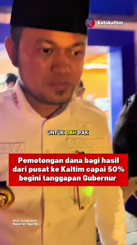 Dana Bagi Hasil Terpangkas 50 Persen, Gubernur Kaltim Pasrah KALTIM — Gubernur Kaltim Rudy Mas’ud pasrah dengan adanya pemotongan dana bagi hasil atau DBH yang diperkirakan mencapai 50 persen. “Jadi kalau kita protes nggak mungkin. Kita berdoa semoga ekonomi Indonesia segera pulih,” ucap Rudy kepada katakaltim di Kota Bontang, Jumat 5 September 2025, malam.  Politisi Golkar itu menyampaikan di tahun sebelumnya (2024) dana transfer pusat untuk seluruh daerah sekitar Rp919 triliun. “Dan 2025 ini transfer ke (semua) daerah itu kurang Rp1 miliar mencapai Rp650 triliun,” ucap Rudy.  Artinya, pemangkasan anggaran ini bukan saja untuk wilayah Kaltim, tapi daerah lain juga kena dampak. Untuk itu dia berharap situasi ini tidak berlangsung lama.  “Semoga Indonesia segera pulih dan negara punya dana untuk bisa kembali melakukan transfer secara normal, khususnya di daerah penghasil,” tandas Gubernur.  Diberitakan sebelumnya, Ketua DRPD Kaltim, Hasanuddin Mas’ud mengatakan, berdasarkan diskusi internal mereka, potensi pemangkasan anggaran mencapai Rp5 triliun. 
