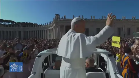 Cute response from Pope Leo XIV to someone holding a sign saying “abbraccio”, Italian for ‘hug’, ahead of today’s Jubilee Audience. #viralvideos  #xyzbcafypシ  #popeleoxiv  #catholictiktok  #catholic 